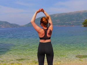 Ginger Sea Beach Yogahosen-Übung wird zu einem Reverse Cowgirl