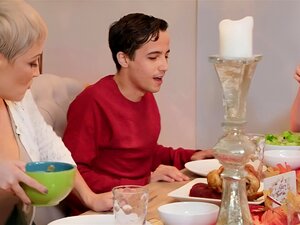 Genieße den verführerischen Blowjob der heißen Milf Ryan Keely bei