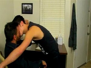 Gay-Orgie-Frischling Ryker Madison hat die Salami seiner Lehrer für