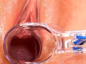 La dolce innocente sta spalancando la figa morbida in primo piano e