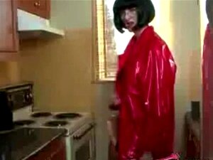 Reife Babe in Strümpfen kommt