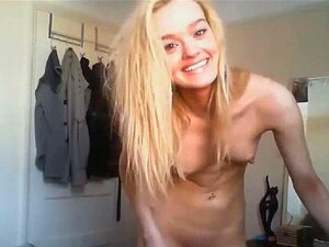 Pint-Size blonde Babe fingert sich selbst vor der Webcam.
