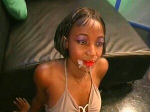 Zwarte slet krijgt een gezicht vol