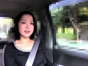 Japanische Amateur-MILF im Park abgeholt