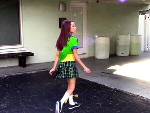 Kiley Jay adora un grosso cazzo dentro la sua figa stretta e bagnata