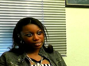 Ebony-Amateurin beim echten Pornocasting gefilmt