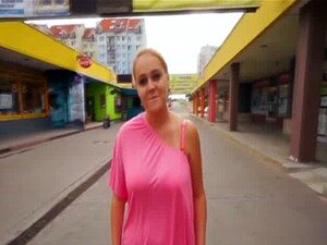 Eurosex-Mädchen von nebenan bekommt ihre Titten vollgespritzt