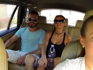 Weiblicher Fake-Taxifahrer fickt vor der Kamera