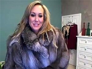 Milf Pornostar in Pelzspielzeugen vor der Kamera