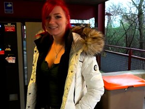 Мала сисата риба игра се са својом