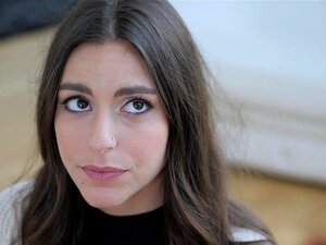 Gedeckt - Heiße Milf dominiert zierliche ungezogene Süße