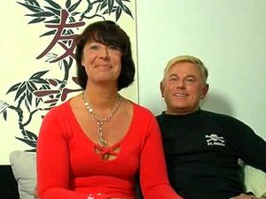 Versaute deutsche Mami nimmt es von zwei Kerlen auf dem Tagesbett,