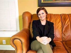 Hete busty amateur Kyle wordt dom geneukt en slikt bij casting