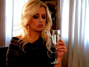 Geile Pornodarstellerin Jessie Volt in fabelhafter Unterwäsche,