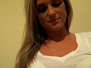 Blondin från allmänheten får creampie POV, upphämtad i offentlig