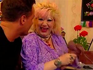 Mollige Oma genießt Fisting und Ficken