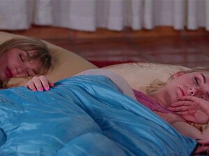 Serenes erfahrene Zunge geht zwischen Natalies Beine. Natalie