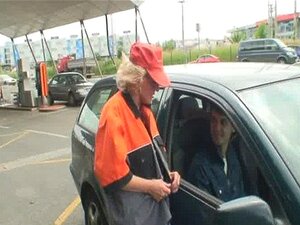 Blondi mummo harrastaa kolmen kimppaa ulkona