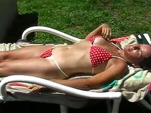 Stiefmutter, die ich gerne ficken würde, wenn ich auf der Sonnenliege