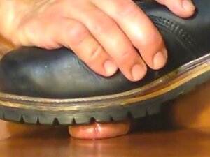 Esplora le profondità del piacere mentre un pesante stivale domina e