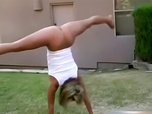 US-Cheerleaderin macht ihre Moves im Garten ausgezogen