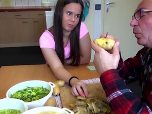 Süße Süße fickt die alte Kochküche und schluckt Sperma