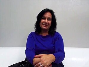 Casting große Naturtitten MILF, Amateur MILF auf der Casting-Couch.