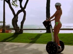 Superbes nanas nues appréciant la chasse au sanglier et le surf