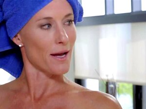 Milf hilft Stiefsohn bei seinem Date, indem sie seinen Schwanz