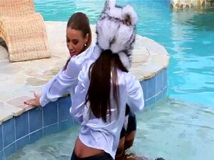 Gatas gostosas provocando na piscina