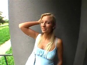 Schön aussehendes Durchrammeln am Strand