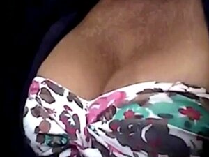 Reife Mama zeigt eine Latina-Show mit reifen Titten und leckt ihren
