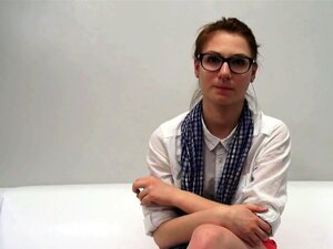 Nerdige Amateur-Süße wird interviewt und bei einem Porno-Casting
