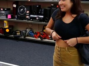 Studente flitst haar grote tieten en wordt geneukt door een pionnenman