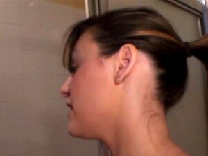 Incredibile squirting sotto la doccia Video amatoriale casalingo