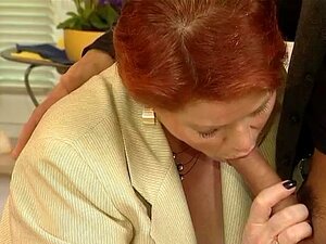 Büstenhafte Rothaarige deutsche Reife wird von einem frischen Kerl