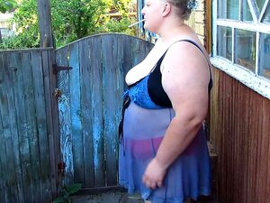 Fette, russische Milf mit großen Titten, raucht und pisst