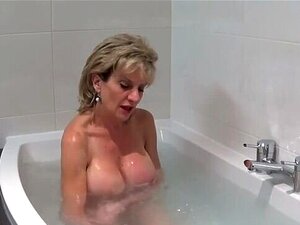 Begleite Lady Sonia in ihrem heißen Badezimmerabenteuer, während sie