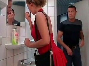 Schlampige Blondine im Badezimmer-Mann