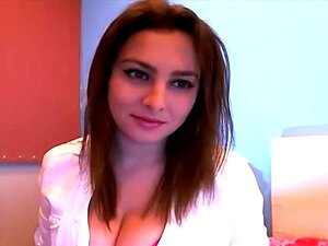 Heiße, vollbusige Babe fingert ihre enge Muschi. Sieh zu, wie diese