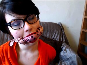 Heiße Amateur-Brünette masturbiert vor der Webcam