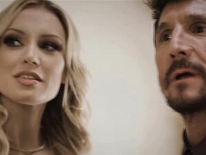 Kenzie und Carolinas Interview mit dem Mann, der sich vergnügen wird.