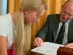 Katso, kuinka kaveri hyväilee rintoja