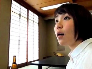 Fyldig japansk søtnos har to karer som deler hennes hårete fitte