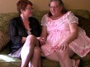 Frau spricht mit ihrem Tranny-Ehemann