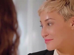 Reife Blondine mit kurzen Haaren liebt eine jüngere Tussi am späten