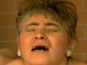 Verrückte alte Mama wird roh mit einem großen Schwanz in die Muschi