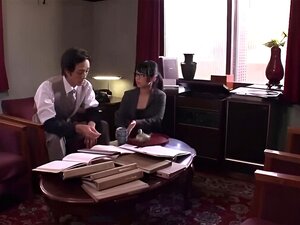 Süßes japanisches Mädchen arbeitet jeden Tag hart für ihren Chef