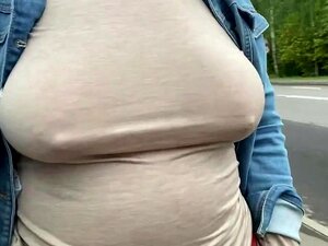 Јавно показивање кучке жене са