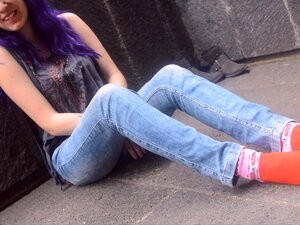 Rocker-Süße zeigt dreckige Socken im öffentlichen Fußfetisch
